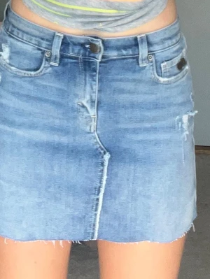 Odd Molly kjol - Odd Molly jeanskjol i storlek 0, passar xxs/xs beroende på hur man vill att midjan ska vara, dvs låg, mellan eller hög.