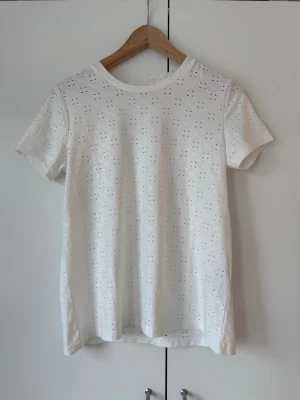 Vit t-shirt med broderade hål - Vit t-shirt med broderade hål från Zalando
