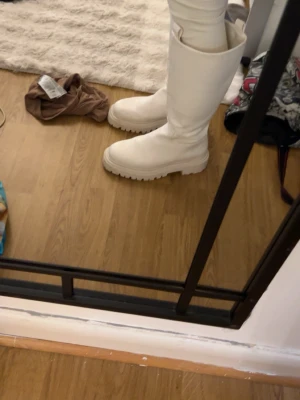 Vita höga chunky stövlar - Säljer ett par vita höga stövlar. Ifrån monki ser alla bilder för markerna jag har inte tvättat dom så vet inte om dom går bort aldrig använda köpt ifrån plick storlek 38