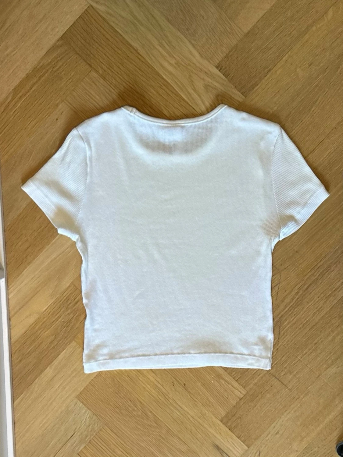 Vit ribbad croppad t-shirt - 1