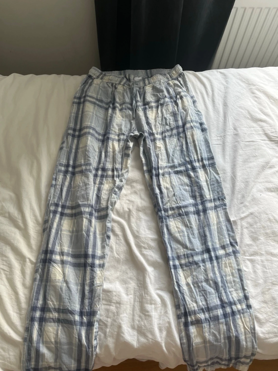 Rutiga pyjamasbyxor i blått och vitt