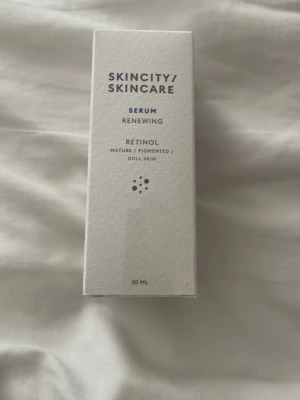 Skincity Skincare Renewing Serum - Renewing Serum med retinol från Skincity Skincare, 30 ml. Passar normal, torr och kombinerad hud. Innehåller retinol, bakuchiol och cica för att jämna ut, stärka och ge glow till huden. Kommer i en vit, stilren förpackning.