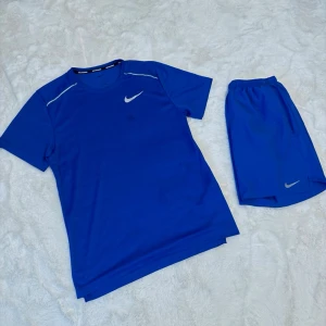 Nike Miler Set - Hej! Säljer nu mitt Nike Miler Set både t-shirten och shortsen i storlek S, mycket bra skick 8/10. Hör av er vid frågor eller vid intresse!😁