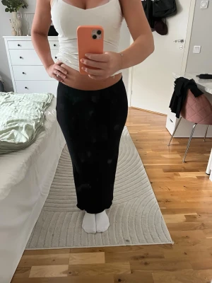 Svart långkjol med slits - Säljer en svart långkjol med slits bak. Materialet är mjukt och stretchigt och ganska tjockt vilket gör den bekväm att bära 💘