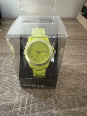 Neongrön klocka i plast - Säljer en riktigt cool neongrön klocka med rund urtavla och matchande armband i plast. Klockan har silverfärgade detaljer och tydliga markeringar på urtavlan. Perfekt för dig som vill sticka ut med en färgglad accessoar! Aldrig använd och därmed så fungerar batterierna troligtvis inte och behöver bytas ut därav priset! OBS: FRAKTAR INOM 24H!🩷