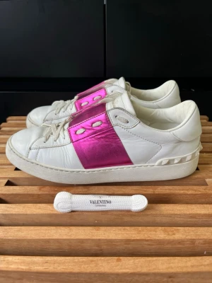 Valentino opens  - Tjena, säljer nu dessa riktigt snygga och populära valentino opensen i en glans/glittrig rosa färg, skorna är i mycket bra skick, storlek 40, extrasnören ingår, hör av er vid fårgor och funderingar🙌🤝 