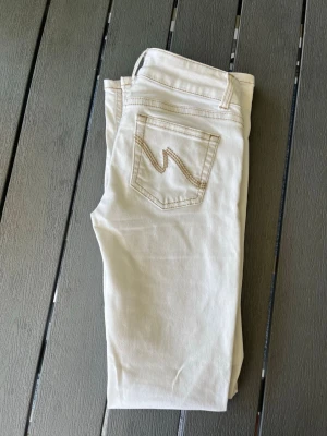 Vita low waist jeans från Nelly - Säljer ett par vita low waist jeans från Nelly då de inte kommer till användning. Jeansen har bakfickor med broderad detalj. Perfekta för både uppklädda tillfällen och till vardagen! Det är bara att skriva om man vill ha fler bilder eller har frågor!
