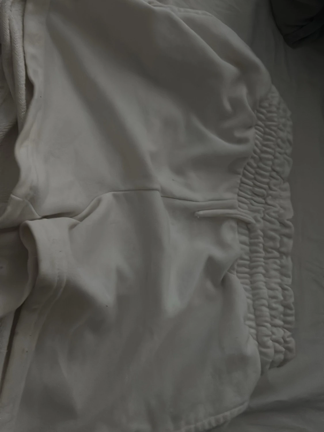 Vita mjukisshorts med resårmidja - 1