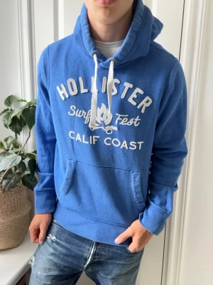 Hollister hoodie  - Hollister hoodie, Inga defekter! Modellen i bilderna är 180 cm 75 kg och bär Storlek L , Kom med frågor! 🌟 (Kan gå ned i pris vid köp av paket 😉) 