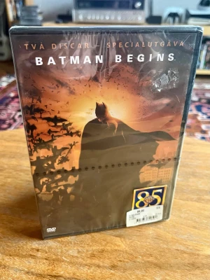 Oöppnad DVD Batman Begins Specialutgåva  - Tvådiscars specialutgåva av Batman Begins på oöppnad DVD. Perfekt för dig som gillar superhjältefilmer och samlarutgåvor.