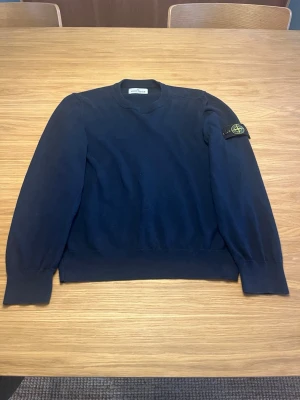 Mörk blå sweatshirt stone island  - Mörkblå sweatshirt från stone Island, köpt på NK. Bra skick. Säljer tröjan eftersom jag har växt ur den. Nypris 2.300kr.           Storlek: 156