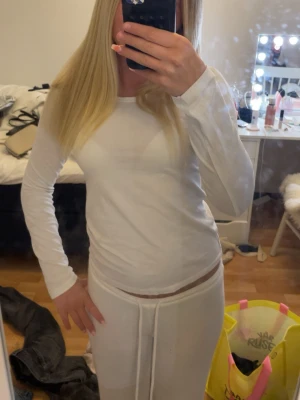 Vit långärmad topp - Fin vit långärmad topp med rund halsringning och tight passform. Tröjan är från Ullared i storlek 146/152. Tröjan är i otroligt skick och använt fåtal gånger, en stycke tvättfläck kanske syns men inget man tänker på. Även inga missfärgningar från svett eller liknande. Köpt för 60 ungefär och säljs för lägst 40kr