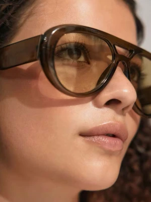 Bold aviator solglasögon  - Säljer ett par bruna solglasögon med retroinspirerad, oval form och bred båge från GinaTricot🤎🤎 oanvända med lapp/förpackning kvar