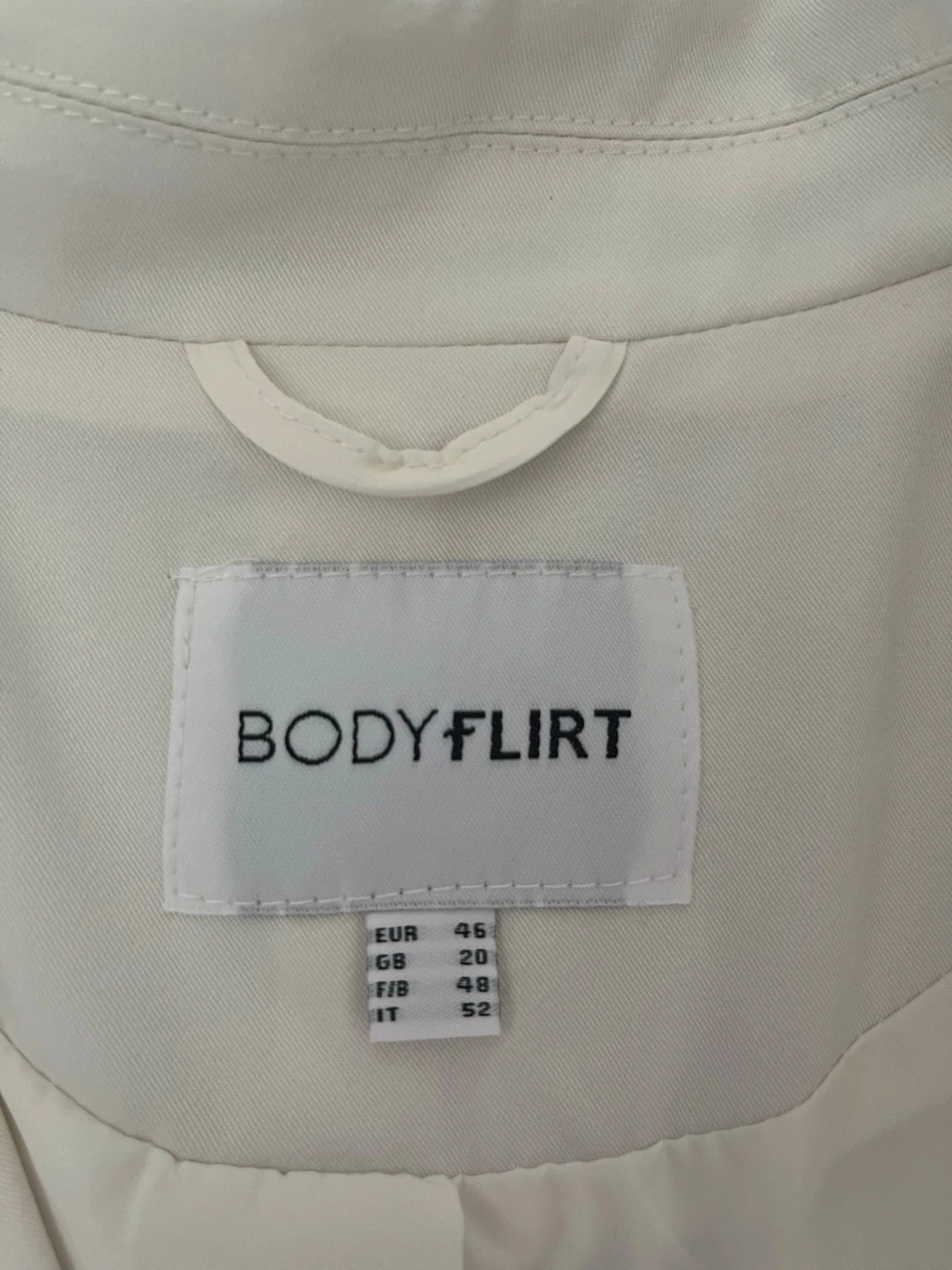Vit kavaj med pärldetaljer Bodyflirt - 1