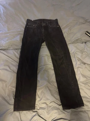 Svarta 505 jeans från Levi's - Säljer ett par svarta 505 jeans från Levi's då de är för små för mig. Storlek W30  L30