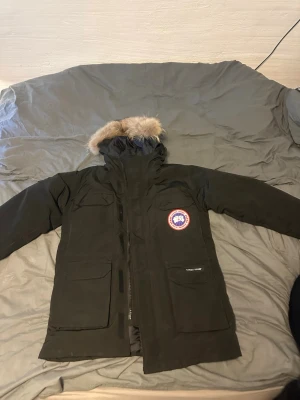 Canada Goose parkas - Säljer en svart Canada Goose i storlek m som inte kommer till användning. 