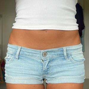 Jeansshorts - Midjemått: 38cm rakt över 💗