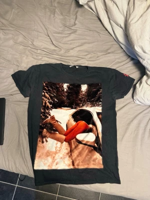 Svart t-shirt Bastille Rive Droite - Cool svart t-shirt från Bastille Rive Droite med ett stort färgglatt fototryck på framsidan, står storlek L men sitter som en S