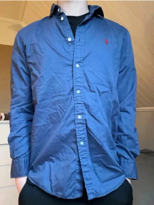 Ralph Lauren skjorta | XS - Ralph lauren skjorta | Sitter som XS | Modellen är 175cm och vägen 65kg | Mycket bra skick | Hör av er vid frågor eller funderingar!😀