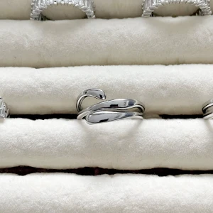 Silverfärgad ring ( rostfria) - Alla som köper minst två ringar får en slumpmässig vald ring på köpet. Vid köp över tre ringar får man välja ringen som kommer på köpet🛍️🛍️