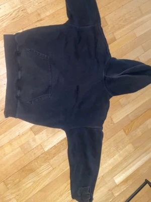 Fear of god hoodie  - Svart fear of god essentials hoodie använt 3 gånger 