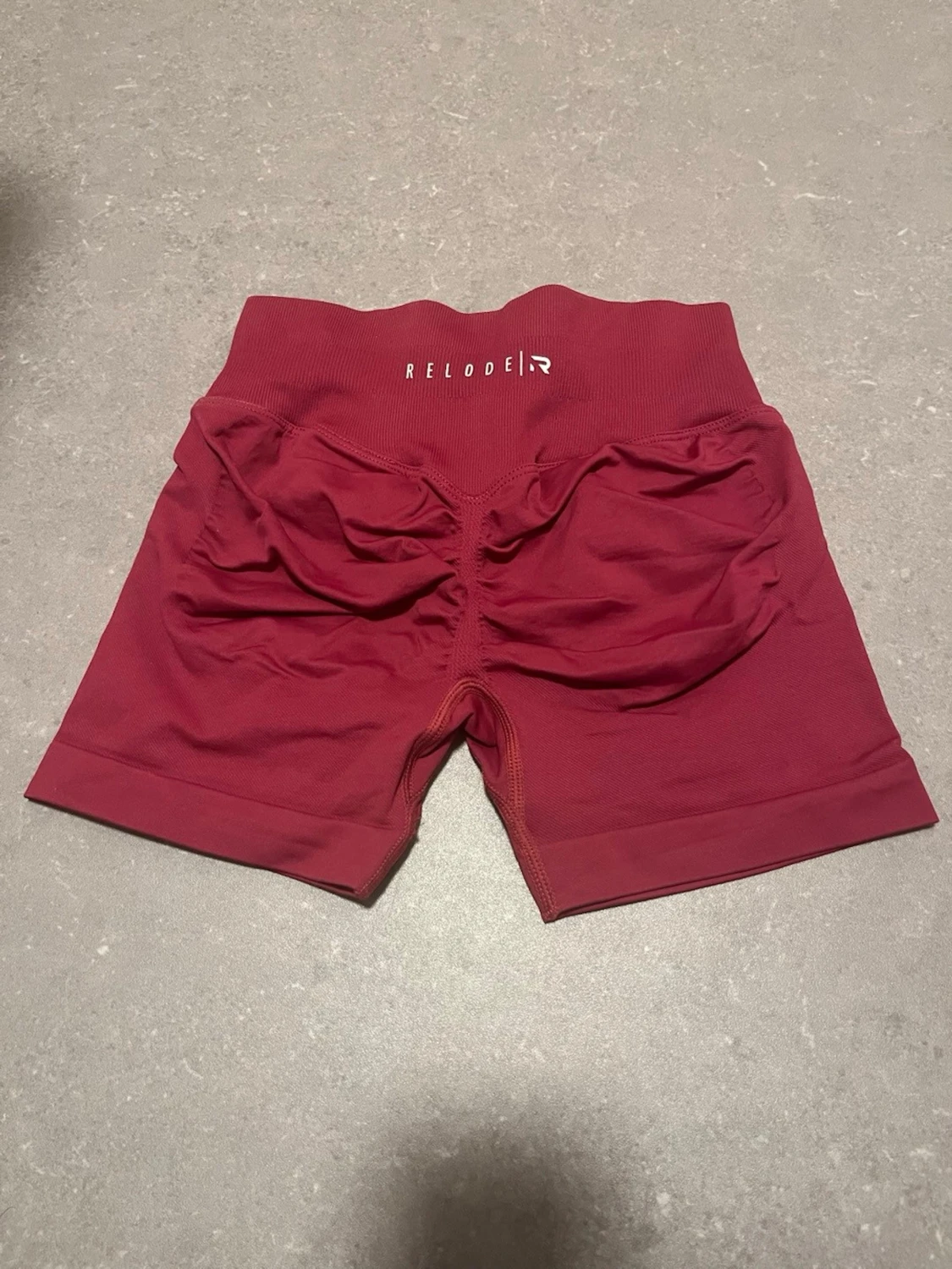 Vinröda seamless shorts från Relode