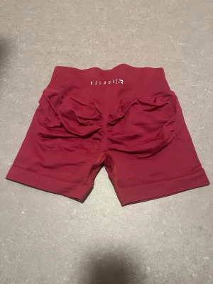 Vinröda seamless shorts från Relode - vinröda seamless shorts från Relode storlek Extra-Small, låg midja och scrunch-detalj bak. Perfekta för gymmet, med  logga i midjan. Knappt använda 