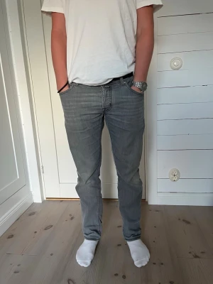 Jacob Cohën Jeans - Säljer nu dessa snygga Jacob Cohën jeans!  Den har färgen ljusgrå, och har en snygg wash, vilket ger en riktigt stilig look till sommaren!  Storleken är 30, men jag skulle säga att den passar som 31. Passformen 622, och sitter  som slim.  Skicket är 9/10, inte helt ny, men inga defekter!  Nypriset är 4999kr❌ Mitt pris är 1299 kr✅  Om du har några frågor eller funderingar är det bara att fråga, och priset är inte hugget i sten!🤝🤗