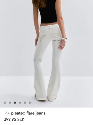 Jeans  - Säljer dom här jeansen för att dom kommer inte till användning dom kostar 400kr på hemsidan men jag säljer för 300kr dom är slutsålda i hemsidan❤️OBS dom har en liten grön fläk på benet men syns knappt❤️Innan ni trycker på köp så skriv till mig så skickar jag bilder på dem och på fläcken storlek xs från Gina 