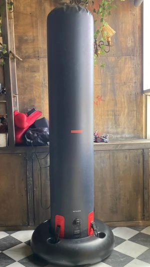 Svart fristående boxningssäck Outshock - Säljer en svart fristående boxningssäck från Outshock med röda detaljer. Perfekt för träning hemma eller på gymmet. Säcken har stabil bas som kan fyllas med vatten eller sand för extra tyngd. Enkel att flytta och använda för både boxning och kickboxning.