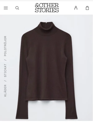 Mörkbrun polotröja i ull från & Other Stories - Snygg mörkbrun stickad polotröja från & Other Stories i mjuk ull. Tröjan har lång ärm, figurnära passform och hög polokrage. Sällan använd så den är i jättebra sick! Storlek L men passar mer M, liten i storlek!💓💓💓 