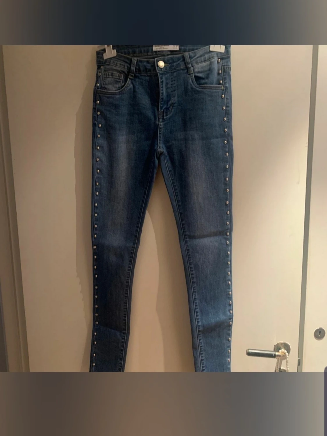 Blå jeans med nitar från Hello Miss - 2