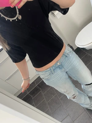 svart topp - snygg och trendig tröja ifrån Gina, med knytning i ryggen! 💖😇