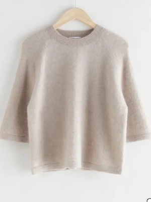 & other stories topp - Stickad topp från & other stories🤍 har krympt lite i tvätten men passar fortfarande mig perfekt som har S 🤍