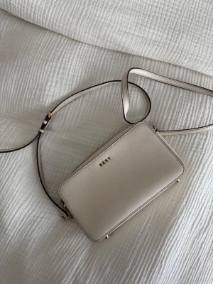 Beige axelväska från DKNY - Axelväska från DKNY