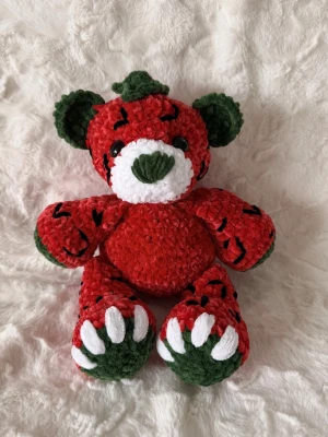 Melon leopard virkad  - Handvirkat gosedjur i mjukt garn, gjort med omtanke. Passar som dekoration eller present – ej för små barn. 