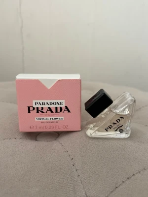 Prada parfym  - Helt ny oanvänd! Prada paradoxe virtual flower parfym 7ml