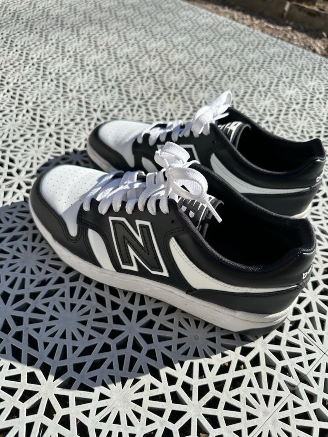 Svarta och vita New Balance sneakers