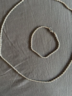 Silverfärgat cordell halsband och armband - Cordell halsband och armband i silver 3mm bred rostfri stål.