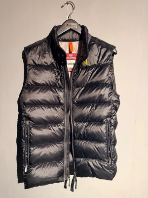Svart dunväst från Parajumpers - Snygg svart dunväst från Parajumpers storlek: M                                                                 Köpt från Urban modern för 4500kr