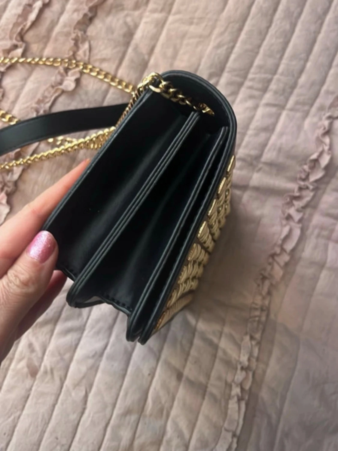 Svart handväska med nitar och kedja - 2