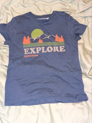 Blå Didriksons t-shirt med tryck - T-shirt Didriksons stl 140. Färgskillnad beror på blixt på bild nr 2.