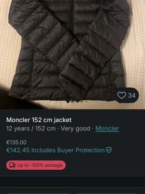 Svart dunjacka från Moncler - Säljer en svart dunjacka från Moncler med klassisk quiltad design och dragkedja framtill. Jackan har Moncler-logga på ärmen och är lätt vadderad för extra värme. Perfekt för kalla vinterdagar och riktigt snygg till streetwear-stilen.