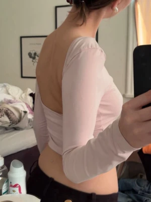 rosa topp - ljus rosa topp i strl S med öppen rygg, sparsamt använd.