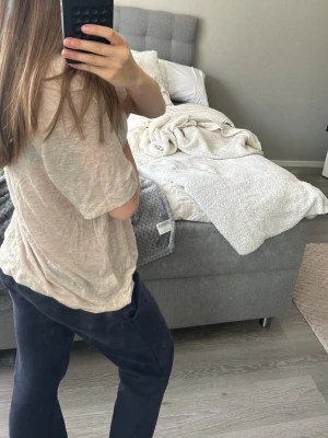 Beige loose t-shirt med v-ringning - Säljer en beige t-shirt med avslappnad passform och v-ringad hals 💞