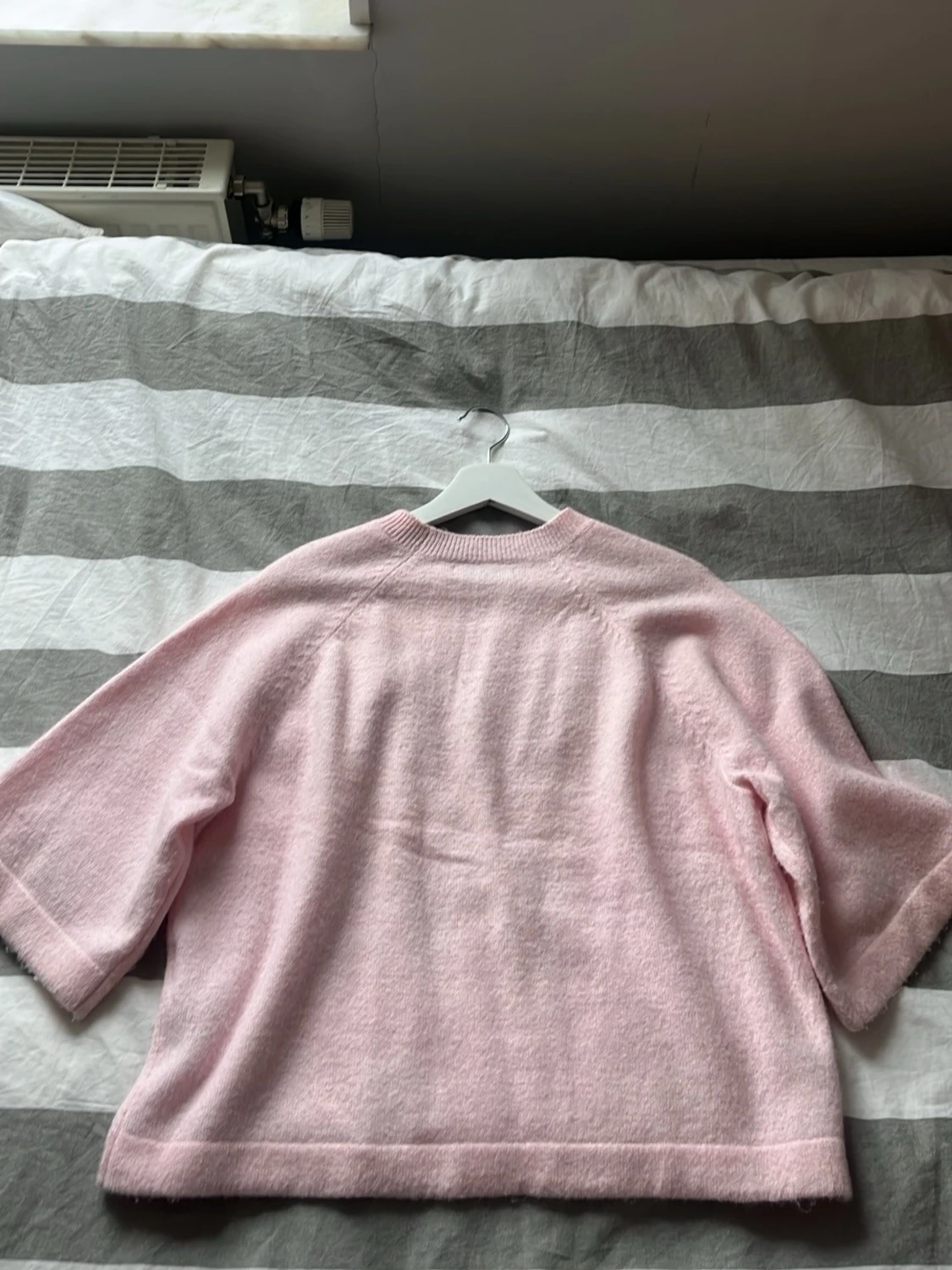 Ljusrosa stickad tröja med vida ärmar