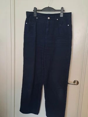 Mörkblå byxor - Säljer ett par mörkblå byxor med hög midja och raka ben från carin wester .