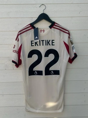 Hugo Ekitike Liverpool Fotbollströja - Säljer en Liverpool fotbollströja med Ekitike 22 på ryggen som är helt ny med prislapp!