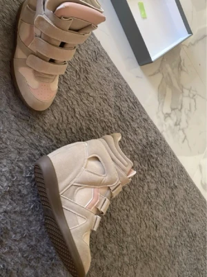 Isabel marant beige och rosa skor - Helt nya Isabel marant high top skor. Storlek 40.