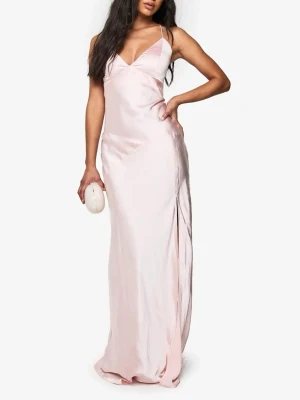 Ljusrosa långklänning i satin - Elegant ljusrosa långklänning i satin med smala axelband, v-ringning och öppen rygg med snörning. Har aldrig använt den. Lappen är fortfarande på. 